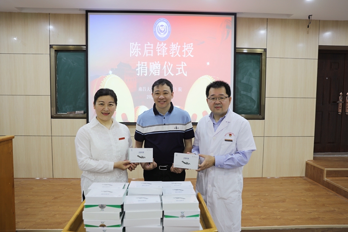 捐赠仪式后,陈启峰还为母校师生做了"活动翼矫治器的临床应用的培训".